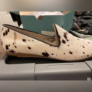 NEW TOMS Darcy flat in Birch Spotted Cow Hair